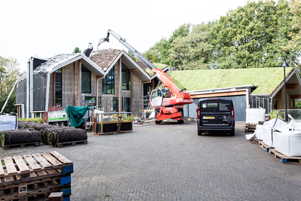 Sedumdak op villa ondanks enorme hellingshoek