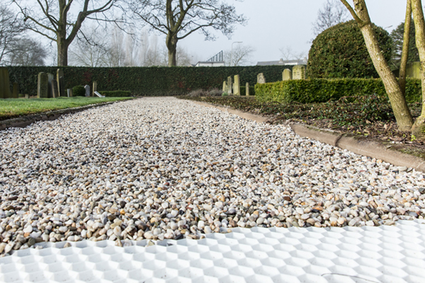 Project Stabiele grindpaden met Gravel PRO voor begraafplaats