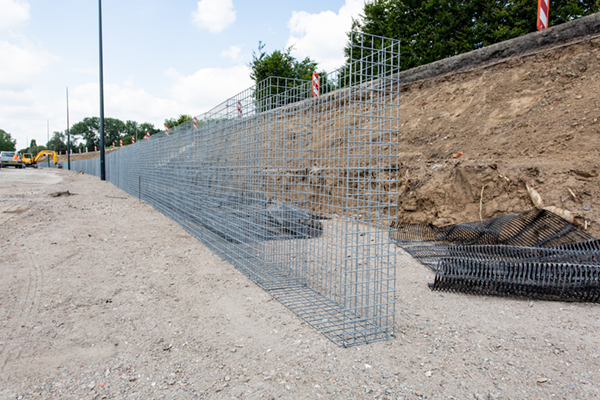 Gewapende grondconstructie met Tensar RE grid en schandkorf in primaire waterkering