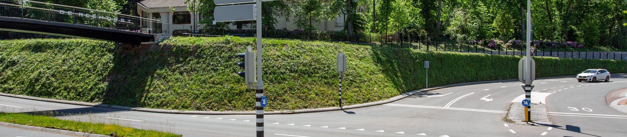 Uitdagende gewapende grondconstructie voor glooiend talud met groene facing