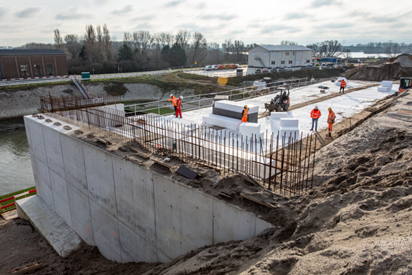 Tijdelijke Suurhoffbrug rust deels op EPS