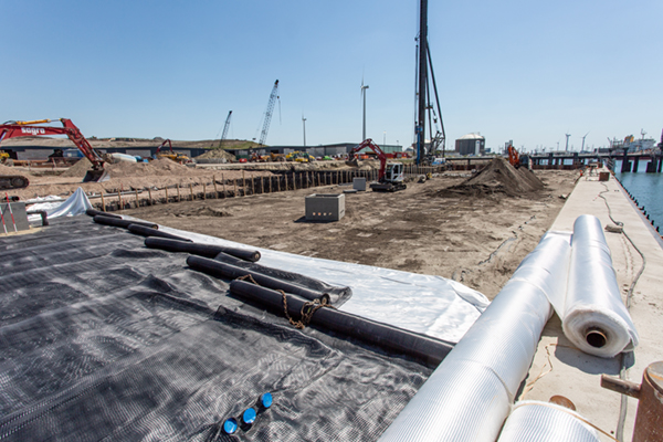 TenCate paalmatrassysteem en Tensar Stratum cellensysteem voor nieuwe kade Sagro Vlissingen