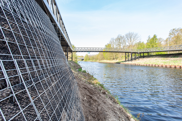 Groene Gewapende grondconstructie voor fietsbrug Best