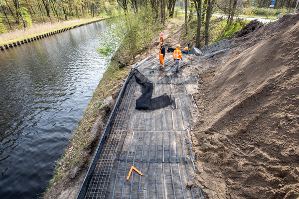 Groene Gewapende grondconstructie voor fietsbrug Best