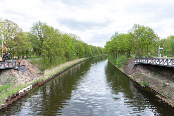 Groene Gewapende grondconstructie voor fietsbrug Best