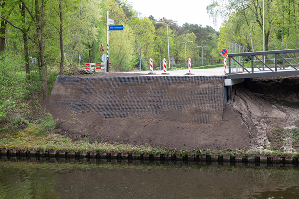 Groene Gewapende grondconstructie voor fietsbrug Best