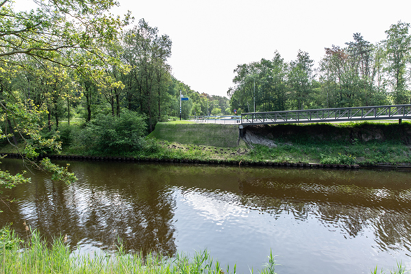 Groene Gewapende grondconstructie voor fietsbrug Best