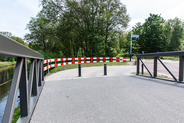 Groene Gewapende grondconstructie voor fietsbrug Best