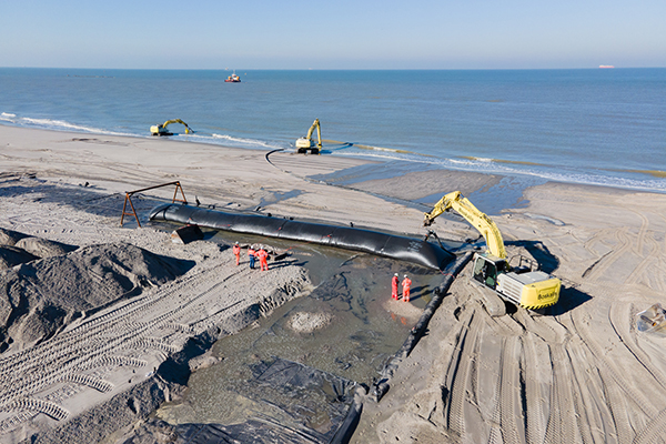 TenCate Geotubes voor twaalf kraanopstelplaatsen voor Windpark Maasvlakte 2 op het strand