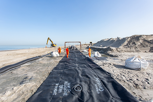 TenCate Geotubes voor twaalf kraanopstelplaatsen voor Windpark Maasvlakte 2 op het strand