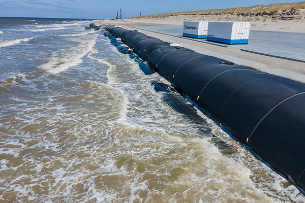 TenCate Geotubes voor twaalf kraanopstelplaatsen voor Windpark Maasvlakte 2 op het strand