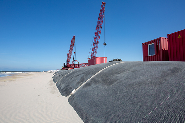 TenCate Geotubes voor twaalf kraanopstelplaatsen voor Windpark Maasvlakte 2 op het strand